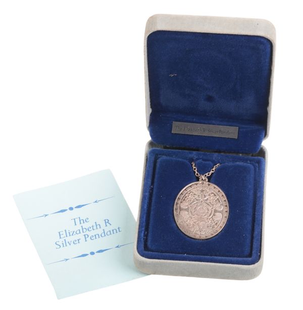 FRANKLIN MINT: A 1977 JUBILEE PENDANT NECKLACE