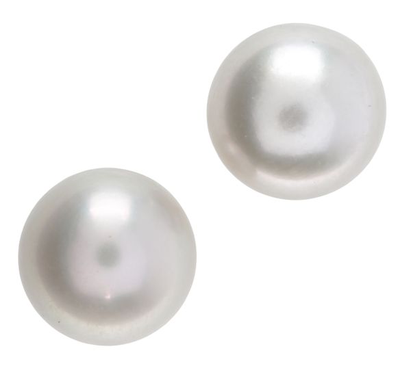 A PAIR OF SILVER PEARL STUD EARRINGS