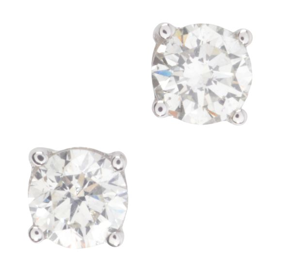 A PAIR OF DIAMOND STUD EARRINGS