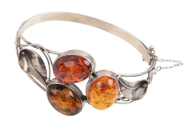A HINGED AMBER BRACELET