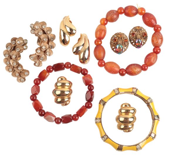 A COLLECTION OF COSTUME JEWELLERY
