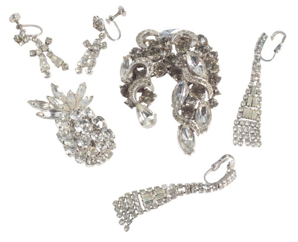 A COLLECTION OF COSTUME JEWELLERY