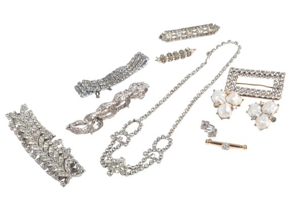 A COLLECTION OF COSTUME JEWELLERY
