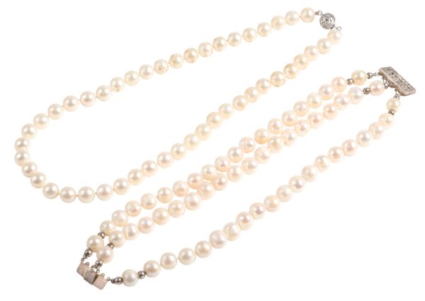 A FRESHWATER CULTURED PEARL NECKLACE AND BRACELET SUITE