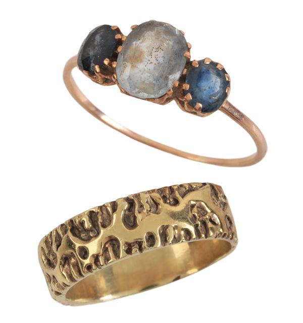 AN AQUAMARINE AND SAPPHIRE THREE STONE RING