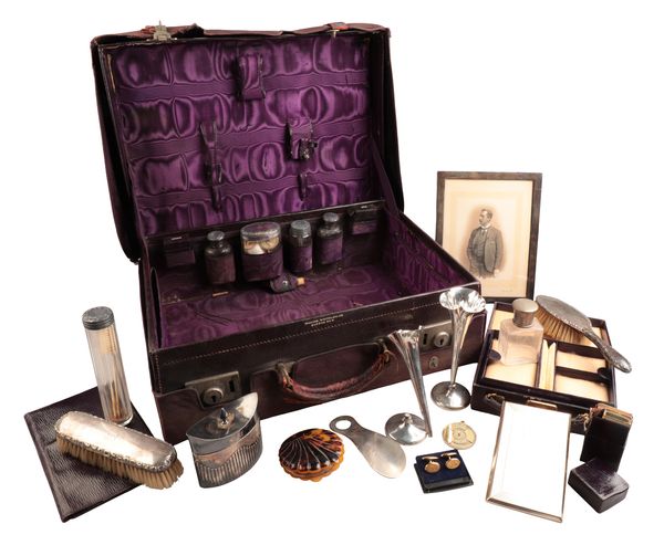 AN EARLY 20TH CENTURY GENTLEMAN’S BROWN LEATHER VANITY CASE