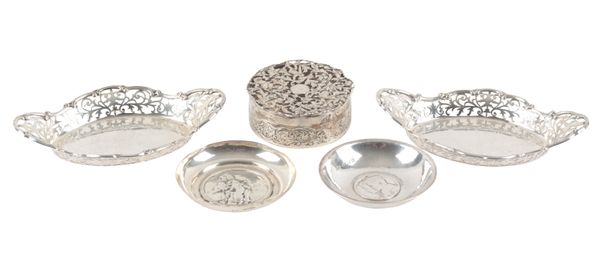 AN EDWARD VII SILVER CIRCULAR POT POURRI BOX