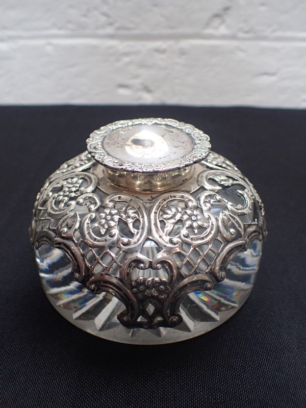 A SILVER-MOUNTED INKWELL BY WILLIAM COMYNS