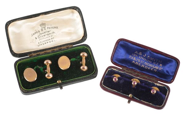 A PAIR OF 9CT GOLD CUFFLINKS