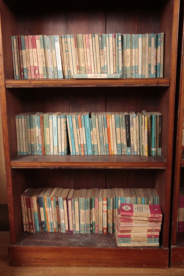 A COLLECTION OF VINTAGE PENGUIN AND PELICAN BOOKS
