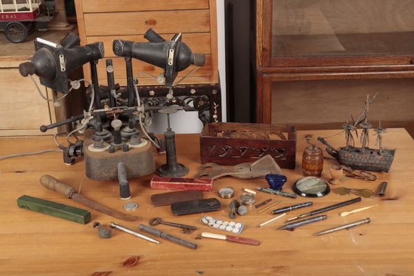 A VINTAGE SYNOPTOPHORE BY CLARKE