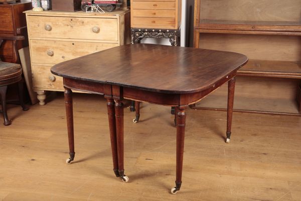 A REGENCY MAHOGANY OVAL DINING TABLE