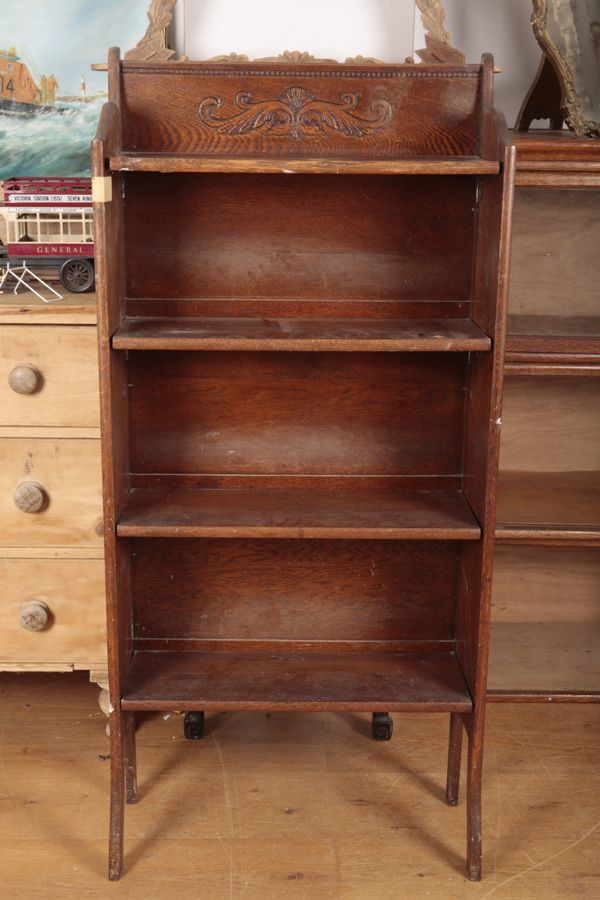 AN EDWARDIAN OAK FOLDING BOOKCASE