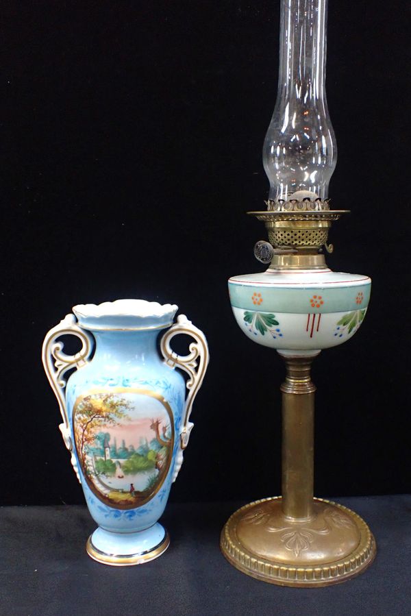 A LATE 19TH CENTURY BRASS TABLE OIL LAMP