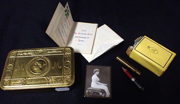 A WWI PRINCESS MARY CHRISTMAS 1914 GIFT TIN WITH ORIGINAL CIGARETTES