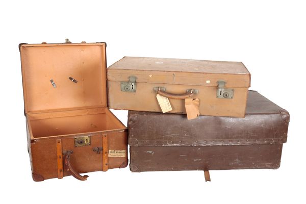 AN EARLY 20TH CENTURY WOODEN-BOUND BROWN VINYL TRAVEL TRUNK
