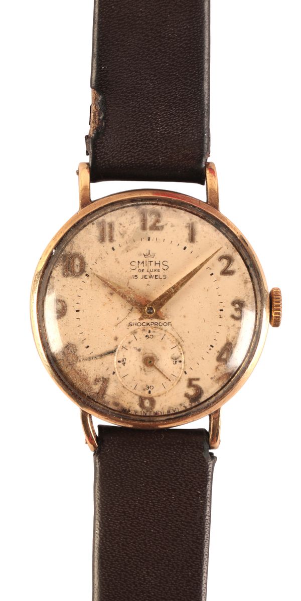 SMITHS DE LUXE: A GENTLEMAN'S 9CT GOLD WRISTWATCH