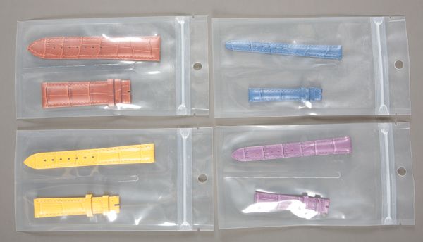 A BROWN LEATHER WATCH STRAP