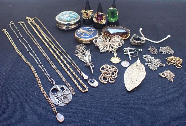 A COLLECTION OF COSTUME JEWELLERY