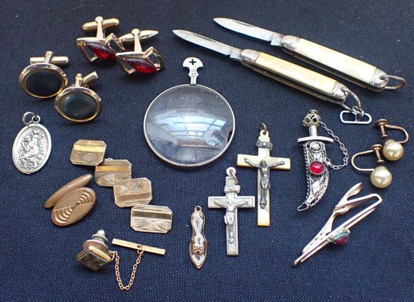 A COLLECTION OF COSTUME JEWELLERY AND FRUIT KNIVES