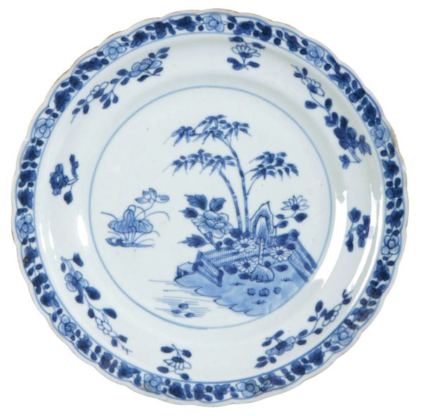 A CHINESE EXPORT PORCELAIN BLUE AND WHITE PLATE