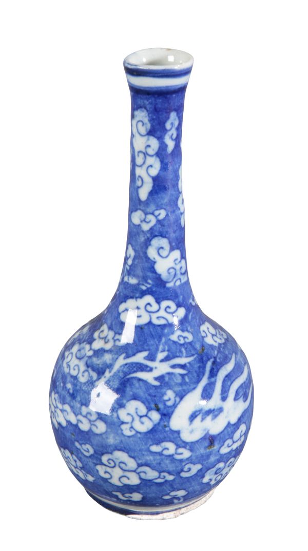 A CHINESE PORCELAIN BLUE AND WHITE BOTTLE VASE