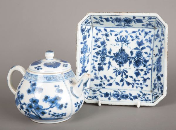 A CHINESE PORCELAIN BLUE AND WHITE TEAPOT