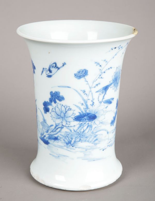 A CHINESE PORCELAIN BLUE AND WHITE VASE