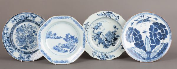 A GROUP OF FOUR CHINESE EXPORT BLUE AND WHITE PORCELAIN DISHES