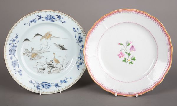 A CHINESE EXPORT PORCELAIN PLATE