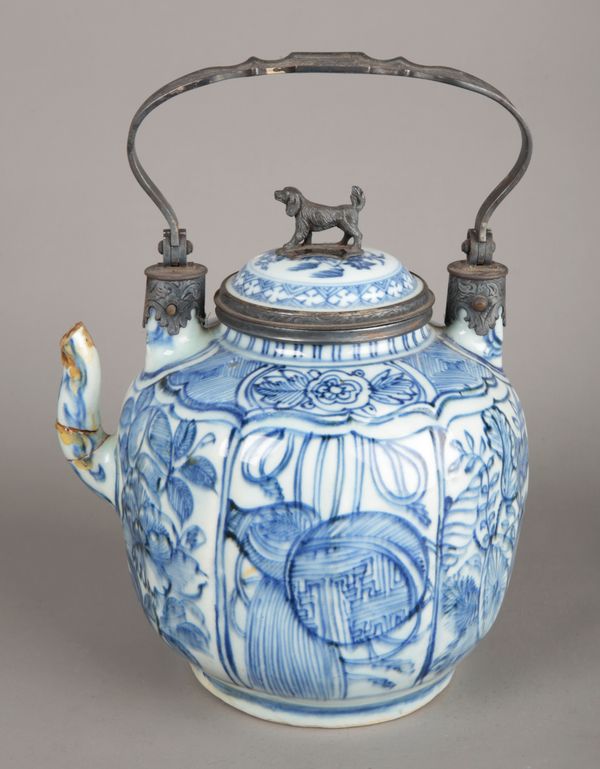 A CHINESE PORCELAIN BLUE AND WHITE KRAAK EWER