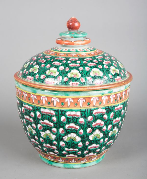 A CHINESE PORCELAIN BENCHARONG BOWL AND COVER