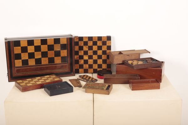 AN INLAID MAHOGANY DRAUGHTS CASE