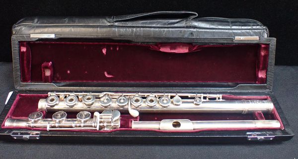 A GEMEINHARDT FLUTE. SOLID SILVER OPEN HOLED FLUTE: 33SB. NO: 661964. 'B FOOT'