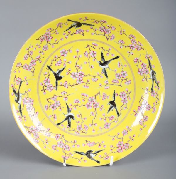 A CHINESE PORCELAIN YELLOW GROUND PLATE