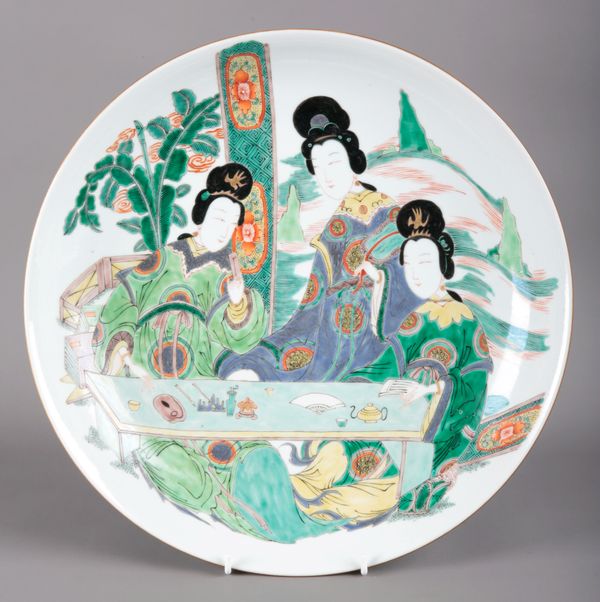 A CHINESE PORCELAIN FAMILLE VERTE CHARGER
