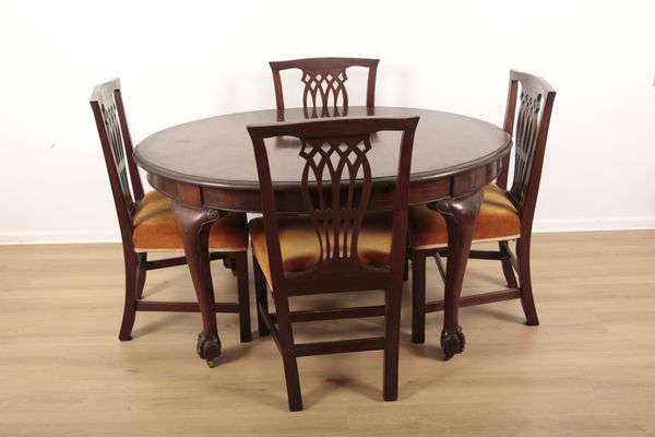 AN OVAL MAHOGANY DINING TABLE