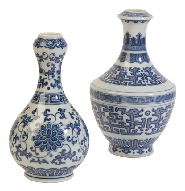 A CHINESE PORCELAIN BLUE AND WHITE 'GARLIC MOUTH' VASE