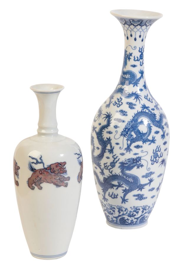 A CHINESE PORCELAIN BLUE, WHITE AND RED WILLOW LEAF VASE