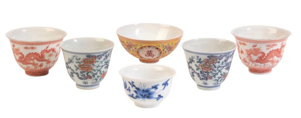 A PAIR OF CHINESE PORCELAIN DOUCAI TEA BOWLS