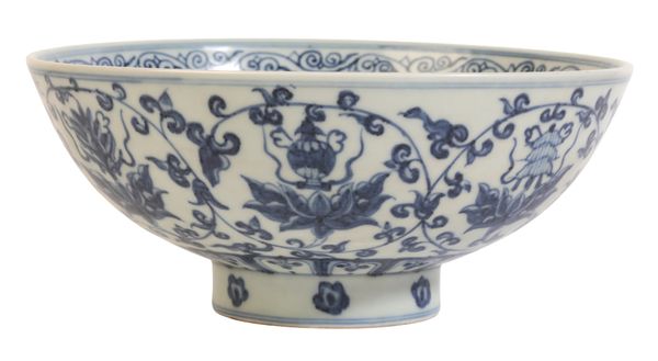 A CHINESE PORCELAIN BLUE AND WHITE BOWL