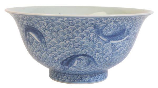 A CHINESE PORCELAIN BLUE AND WHITE BOWL