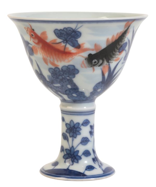 A CHINESE PORCELAIN BLUE AND WHITE STEM CUP