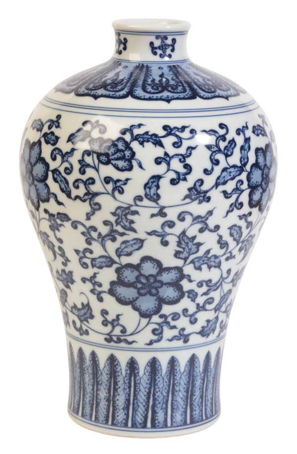 A CHINESE PORCELAIN BLUE AND WHITE MEIPING VASE