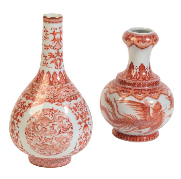 A CHINESE PORCELAIN BOTTLE VASE