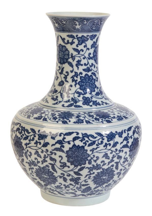 A CHINESE PORCELAIN BLUE AND WHITE VASE