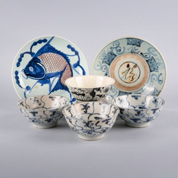 A GROUP OF THREE CHINESE PORCELAIN BLUE AND WHITE BOWLS
