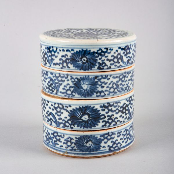 A CHINESE PORCELAIN BLUE AND WHITE STACKING BOX