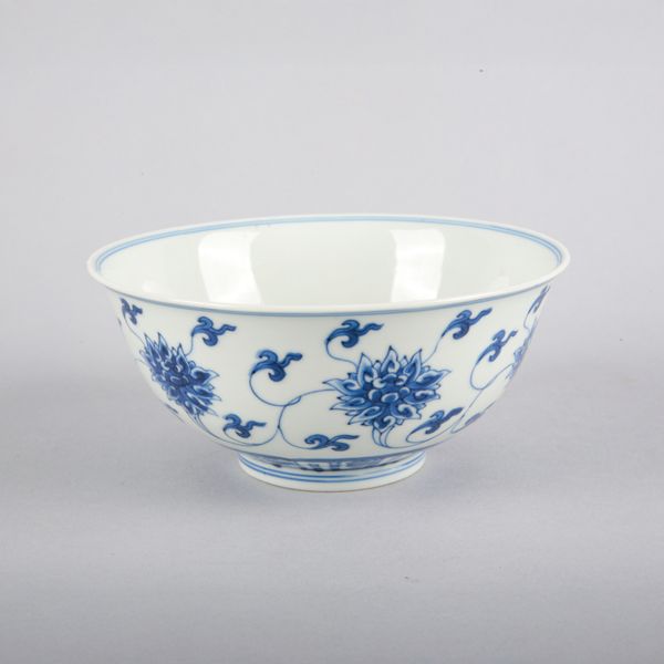 A CHINESE PORCELAIN BLUE AND WHITE 'PALACE' BOWL