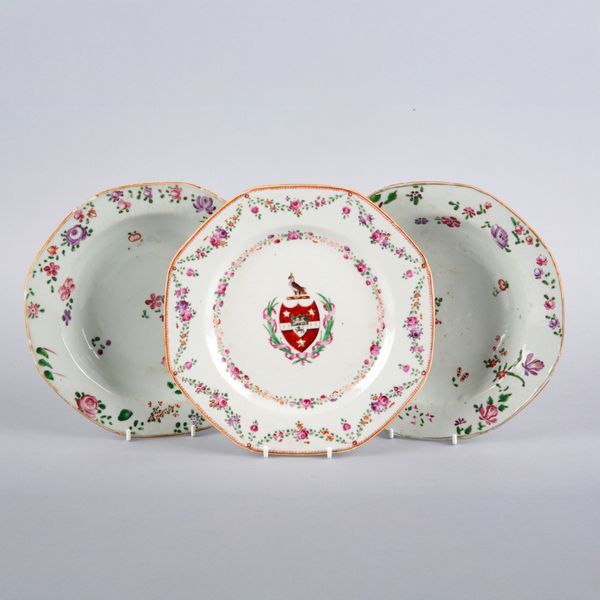 A CHINESE EXPORT PORCELAIN FAMILLE ROSE ARMORIAL PLATE